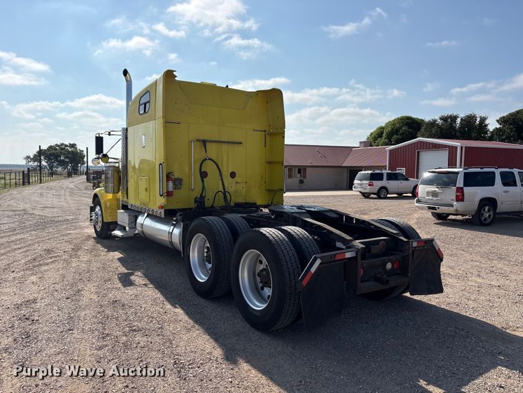 image for item FC2439 2000 Freightliner FLD semi truck