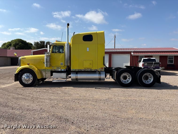 image for item FC2439 2000 Freightliner FLD semi truck