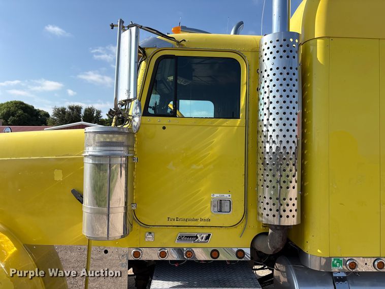image for item FC2439 2000 Freightliner FLD semi truck