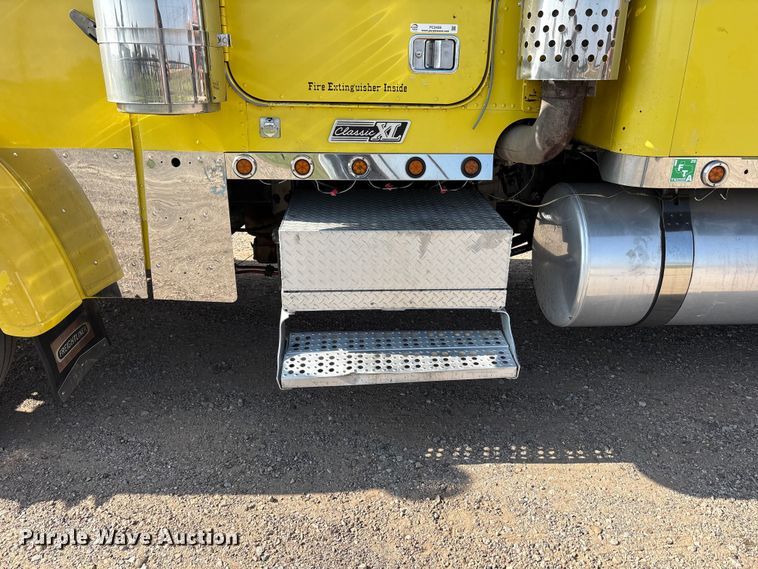 image for item FC2439 2000 Freightliner FLD semi truck