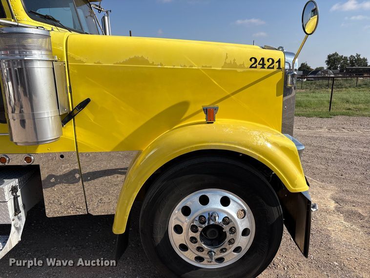 image for item FC2439 2000 Freightliner FLD semi truck