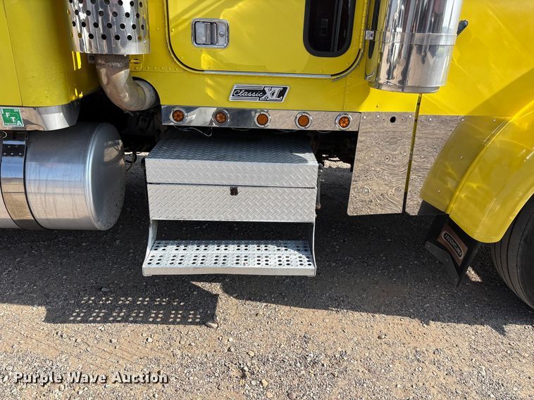 image for item FC2439 2000 Freightliner FLD semi truck