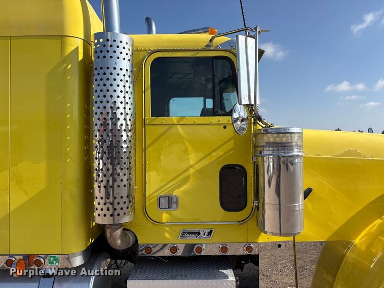 image for item FC2439 2000 Freightliner FLD semi truck