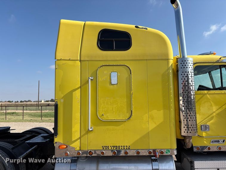 image for item FC2439 2000 Freightliner FLD semi truck
