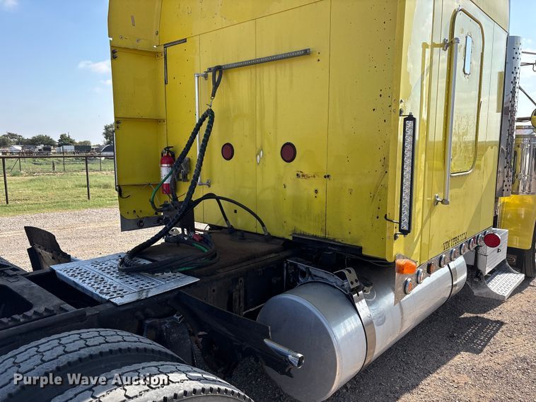 image for item FC2439 2000 Freightliner FLD semi truck