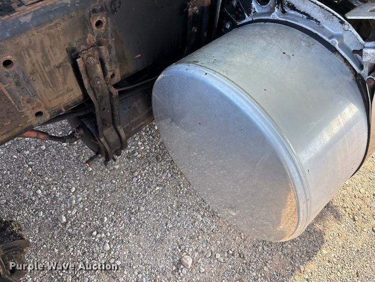image for item FC2439 2000 Freightliner FLD semi truck