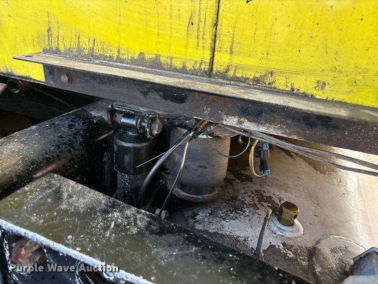 image for item FC2439 2000 Freightliner FLD semi truck