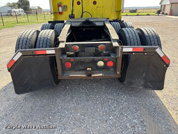 image for item FC2439 2000 Freightliner FLD semi truck