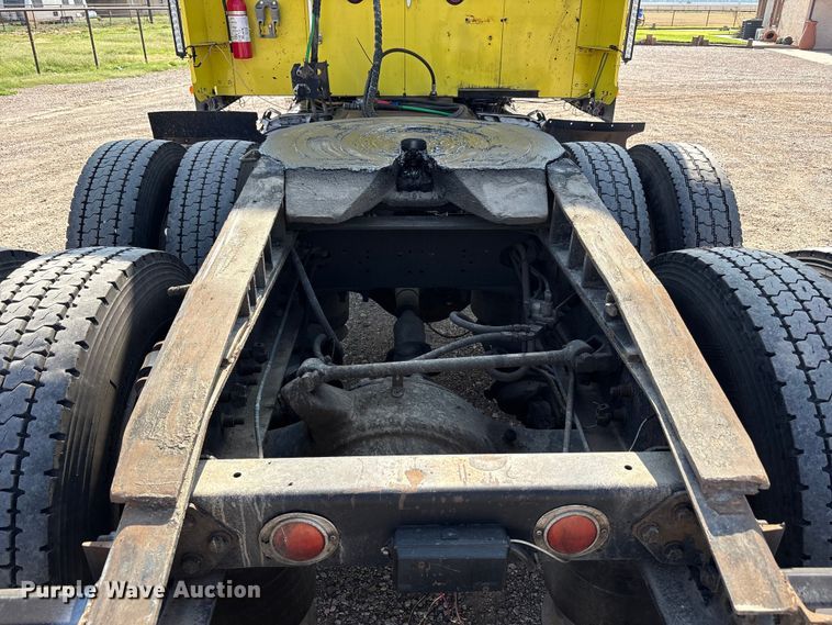 image for item FC2439 2000 Freightliner FLD semi truck