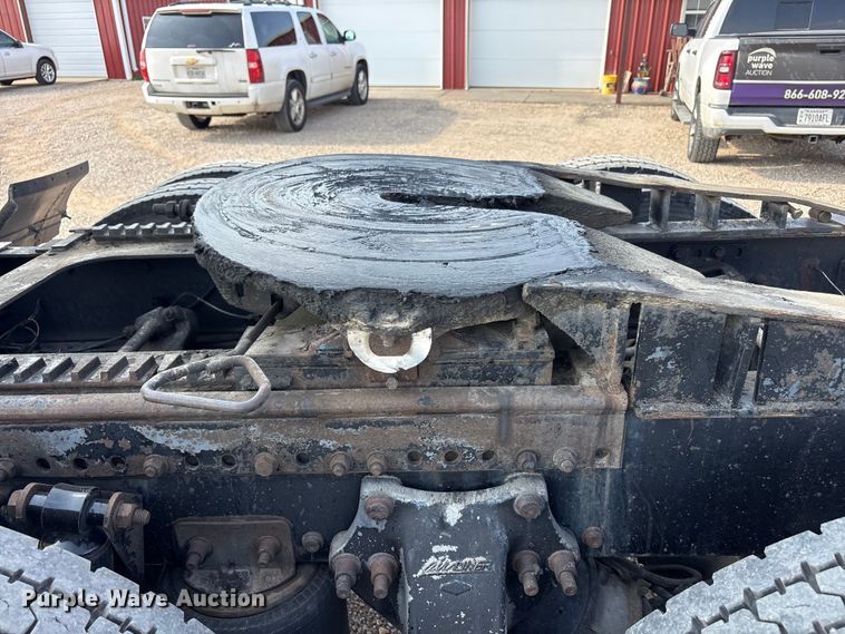 image for item FC2439 2000 Freightliner FLD semi truck