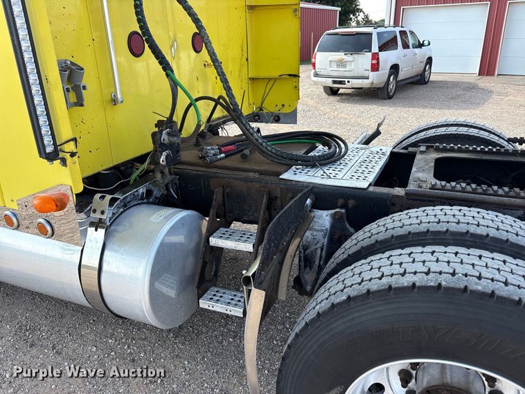 image for item FC2439 2000 Freightliner FLD semi truck