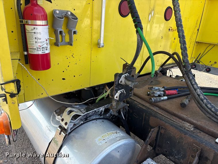 image for item FC2439 2000 Freightliner FLD semi truck