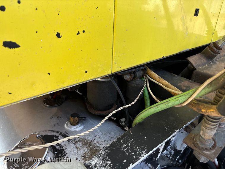 image for item FC2439 2000 Freightliner FLD semi truck