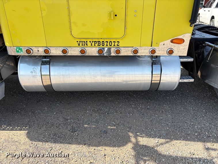 image for item FC2439 2000 Freightliner FLD semi truck