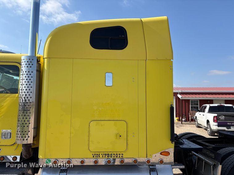 image for item FC2439 2000 Freightliner FLD semi truck