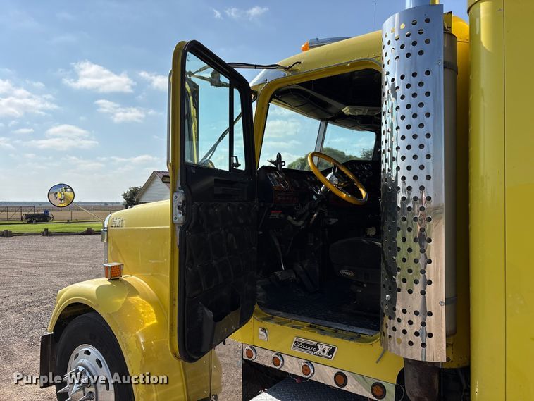image for item FC2439 2000 Freightliner FLD semi truck