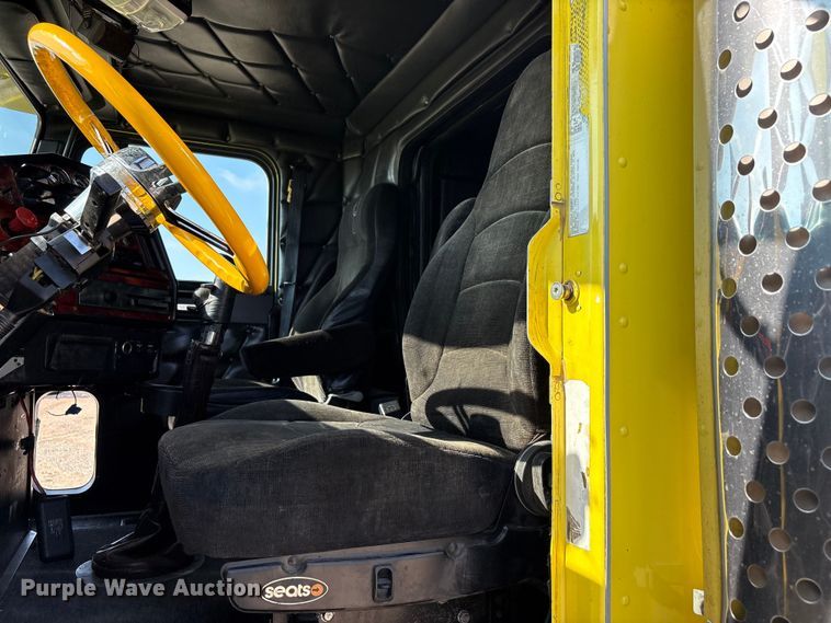 image for item FC2439 2000 Freightliner FLD semi truck