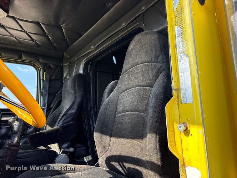 image for item FC2439 2000 Freightliner FLD semi truck