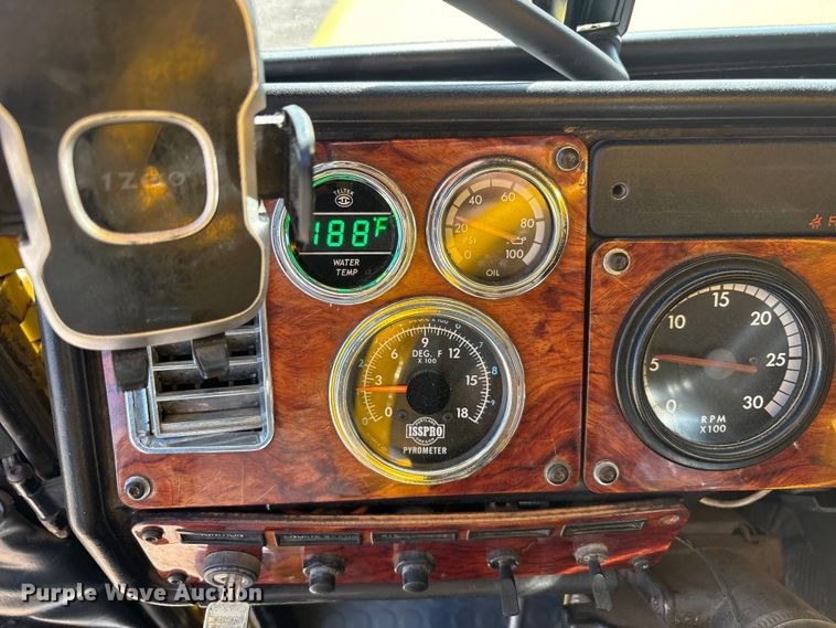 image for item FC2439 2000 Freightliner FLD semi truck