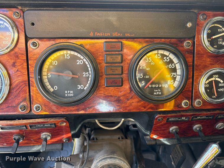 image for item FC2439 2000 Freightliner FLD semi truck