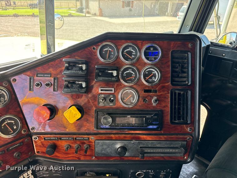 image for item FC2439 2000 Freightliner FLD semi truck
