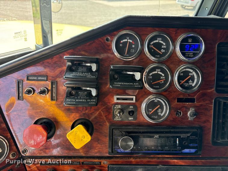 image for item FC2439 2000 Freightliner FLD semi truck