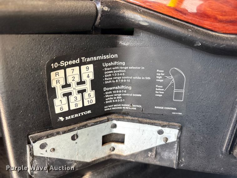image for item FC2439 2000 Freightliner FLD semi truck
