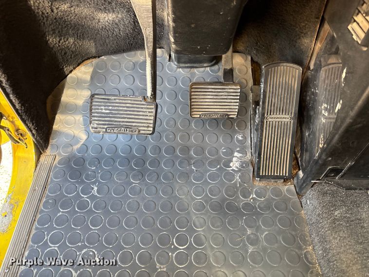 image for item FC2439 2000 Freightliner FLD semi truck