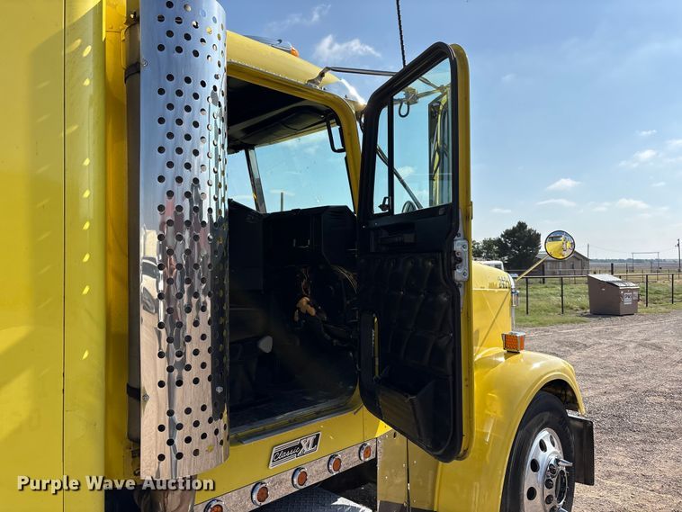 image for item FC2439 2000 Freightliner FLD semi truck