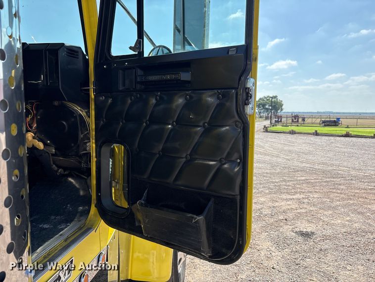 image for item FC2439 2000 Freightliner FLD semi truck