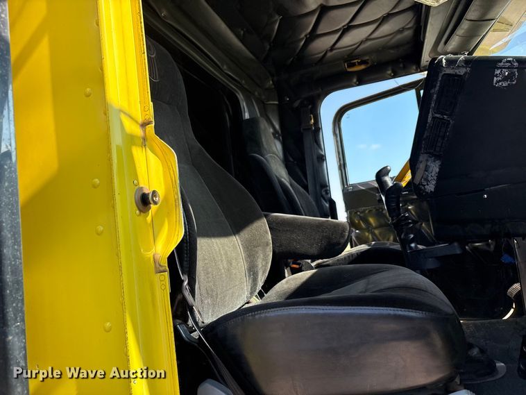 image for item FC2439 2000 Freightliner FLD semi truck