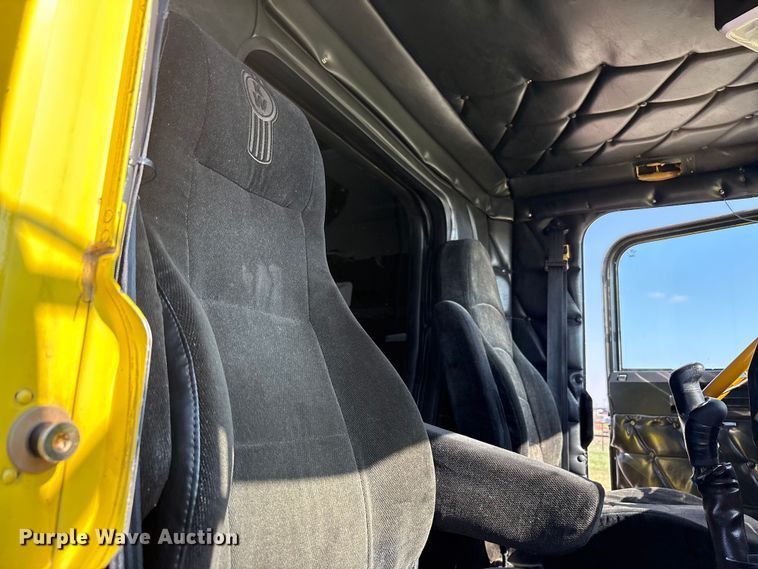image for item FC2439 2000 Freightliner FLD semi truck