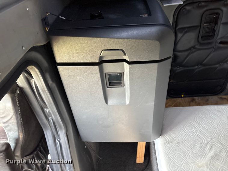 image for item FC2439 2000 Freightliner FLD semi truck
