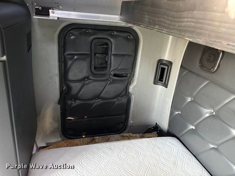 image for item FC2439 2000 Freightliner FLD semi truck