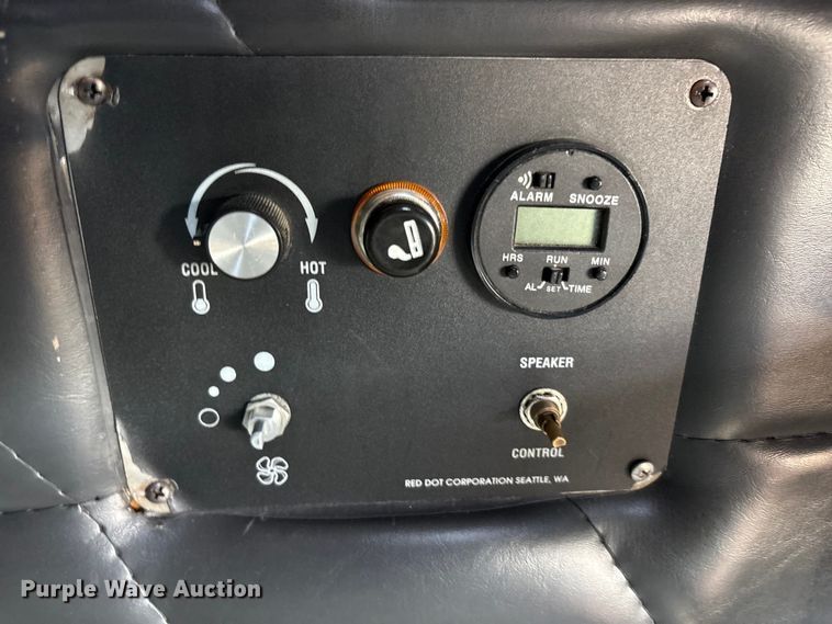 image for item FC2439 2000 Freightliner FLD semi truck