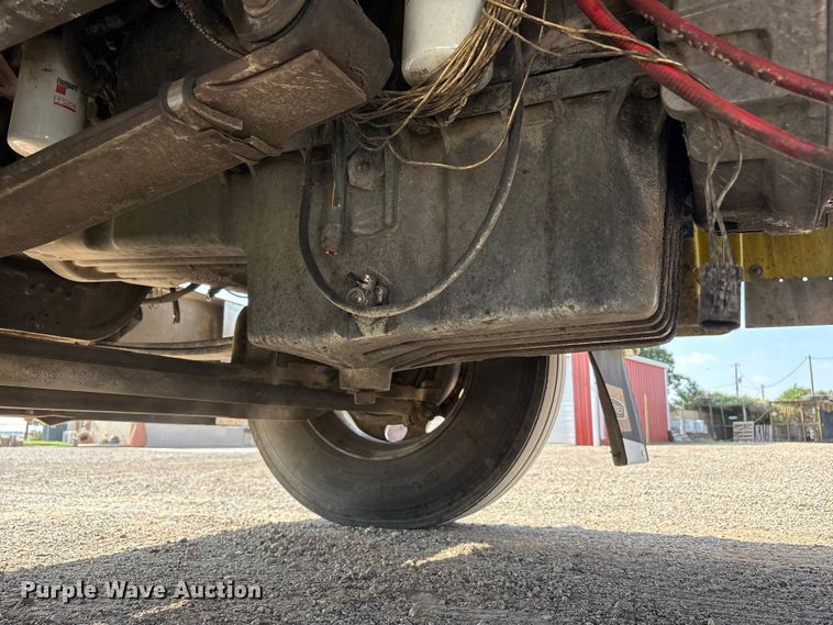 image for item FC2439 2000 Freightliner FLD semi truck
