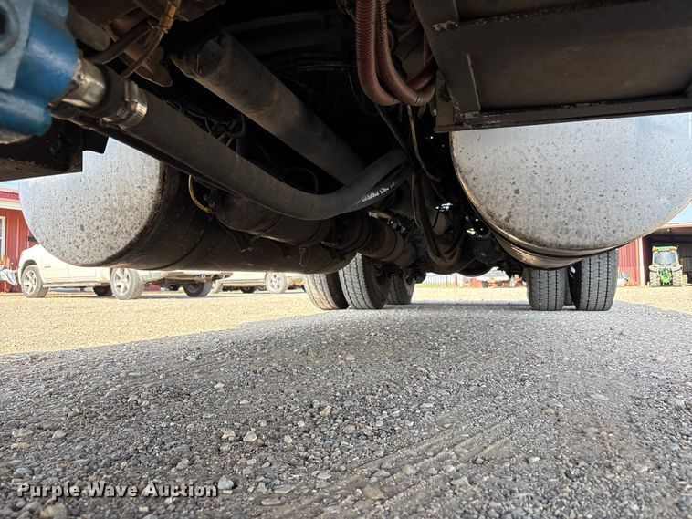 image for item FC2439 2000 Freightliner FLD semi truck