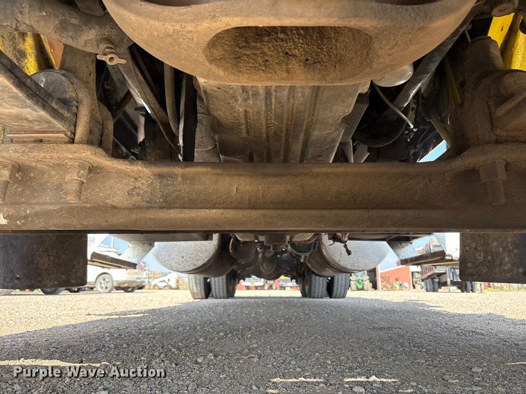 image for item FC2439 2000 Freightliner FLD semi truck