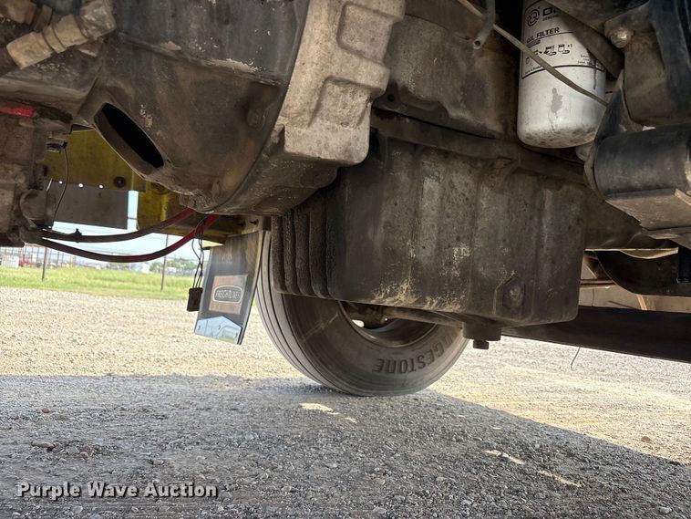 image for item FC2439 2000 Freightliner FLD semi truck