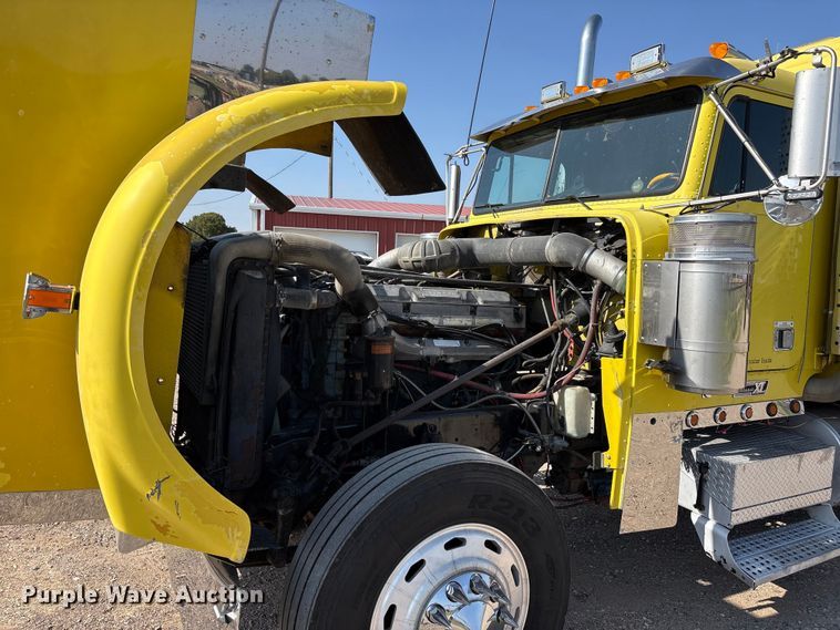 image for item FC2439 2000 Freightliner FLD semi truck