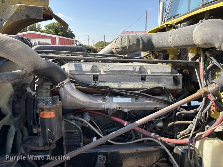 image for item FC2439 2000 Freightliner FLD semi truck