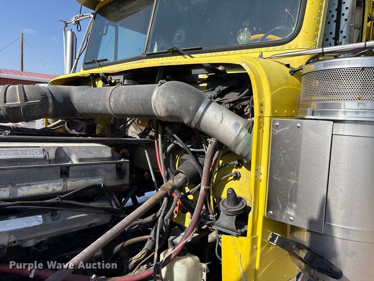 image for item FC2439 2000 Freightliner FLD semi truck