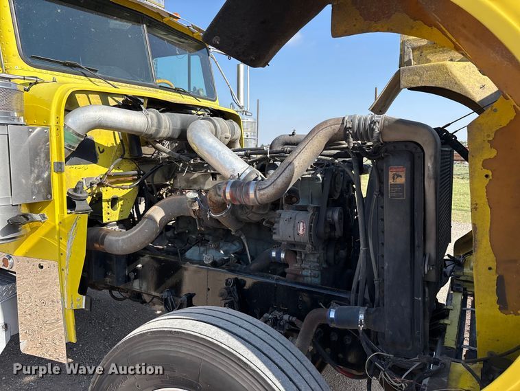 image for item FC2439 2000 Freightliner FLD semi truck