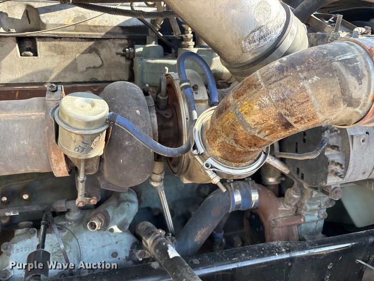 image for item FC2439 2000 Freightliner FLD semi truck