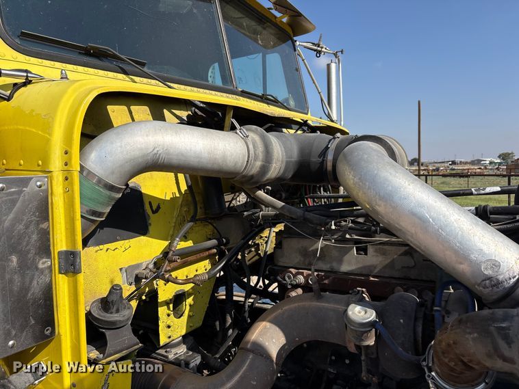 image for item FC2439 2000 Freightliner FLD semi truck