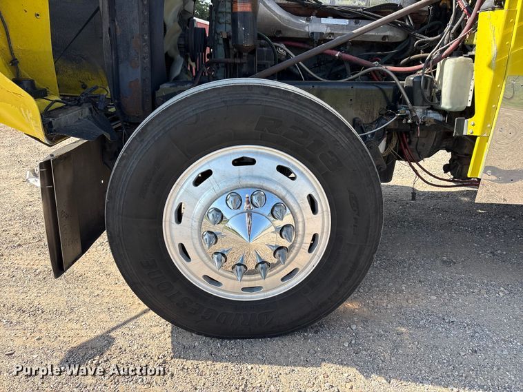 image for item FC2439 2000 Freightliner FLD semi truck