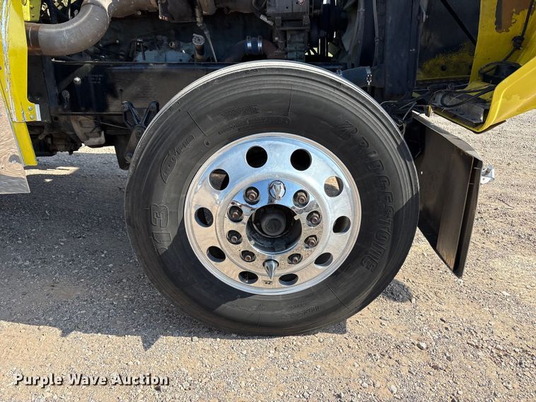 image for item FC2439 2000 Freightliner FLD semi truck
