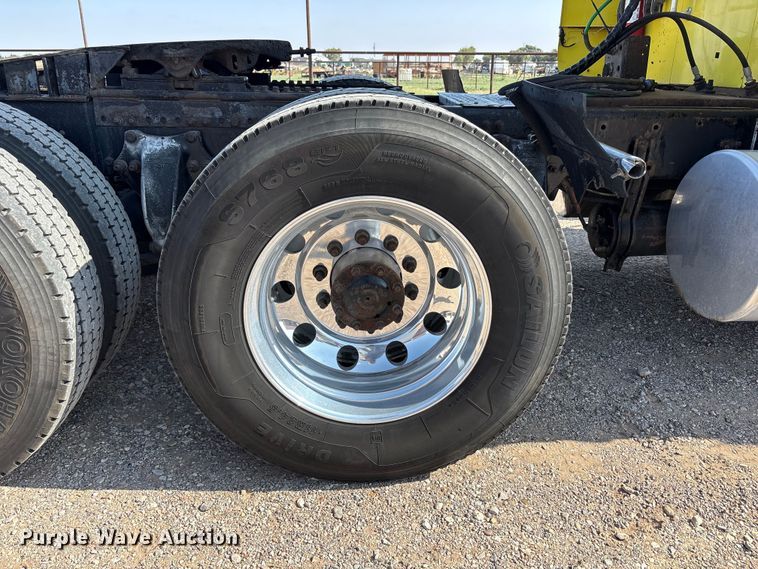 image for item FC2439 2000 Freightliner FLD semi truck