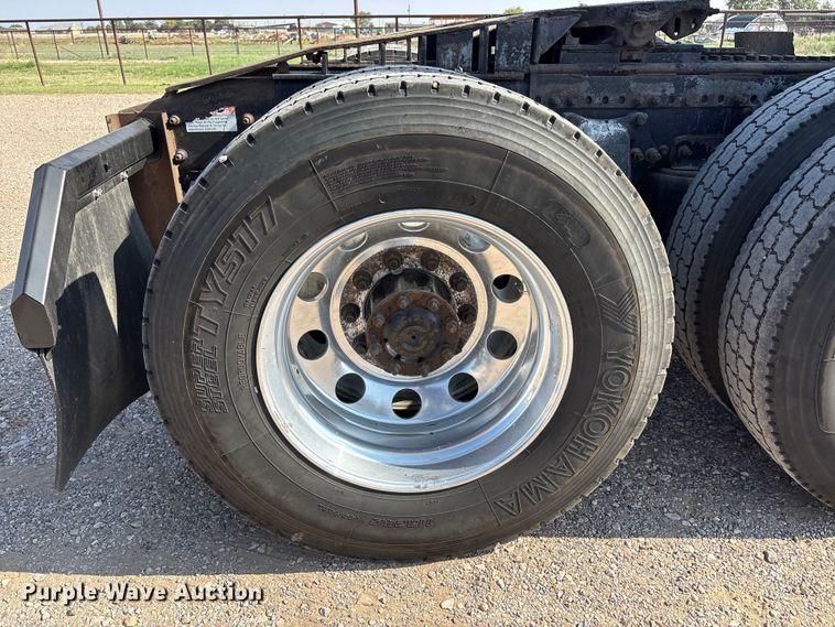 image for item FC2439 2000 Freightliner FLD semi truck