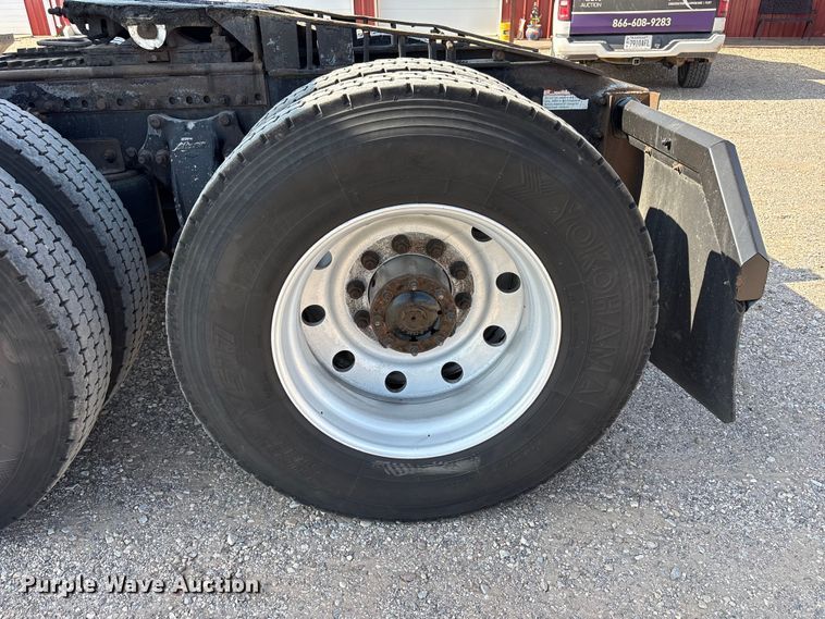 image for item FC2439 2000 Freightliner FLD semi truck